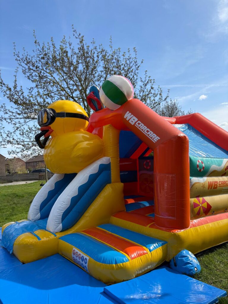 De badeend springkussen met glijbaan in een woonwijk